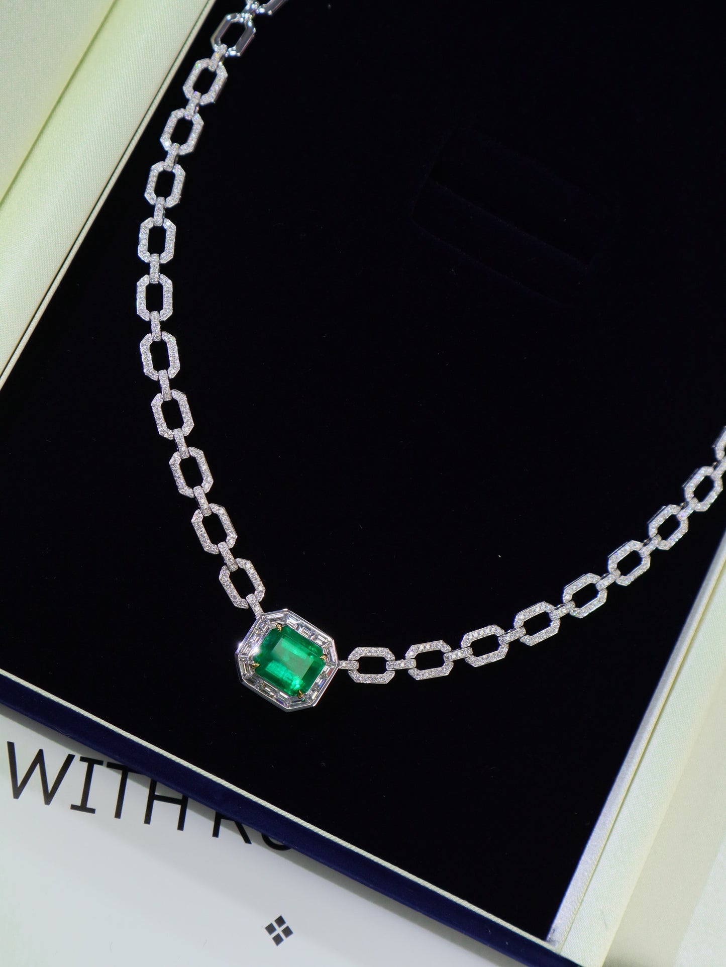 Elegant Emerald Necklace - A Touch of Luxurious Jewelry