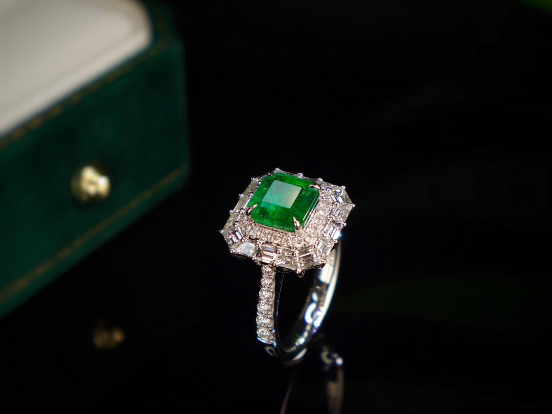 Emerald Ring - Luxurious Vivid Green Jewelry Piece