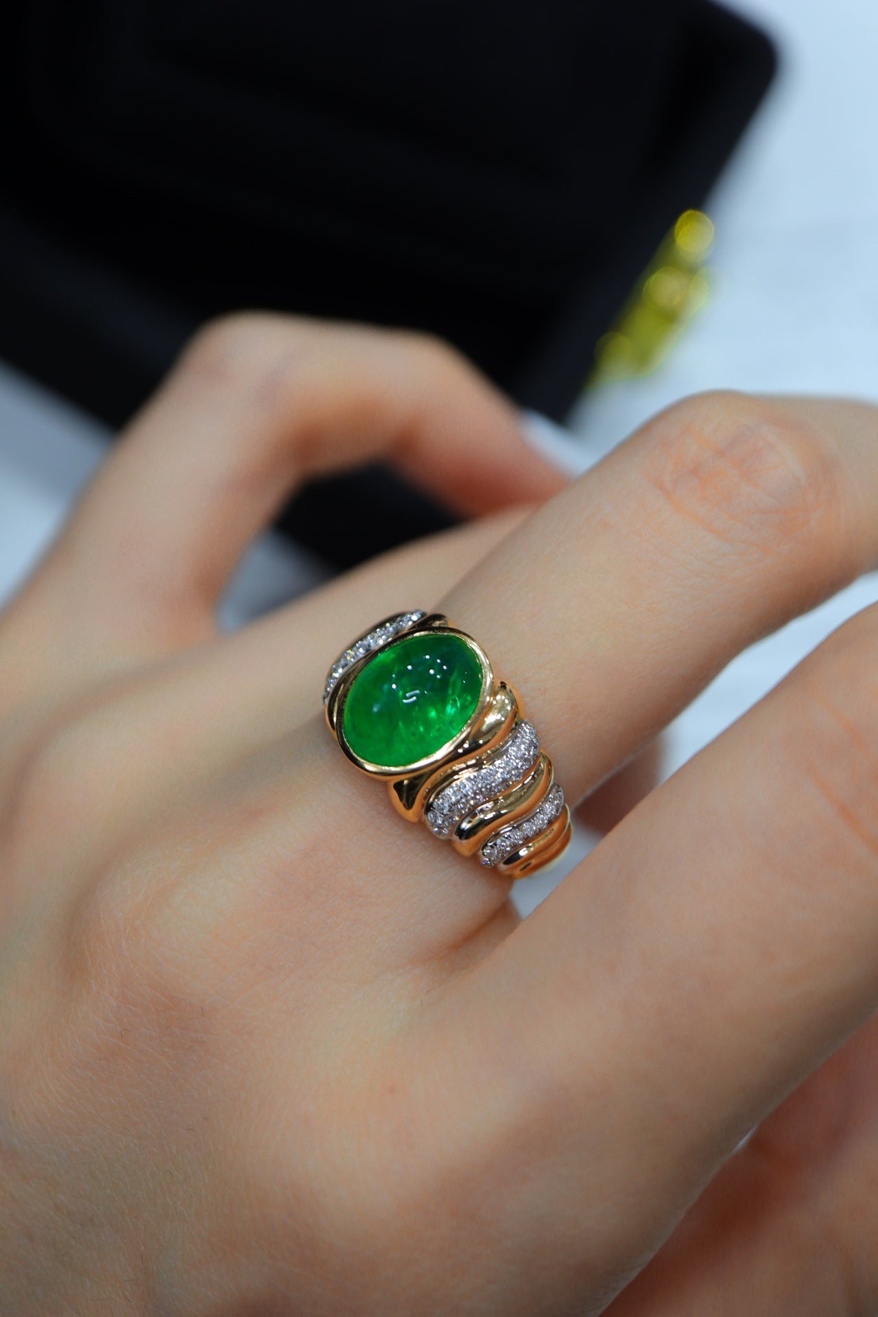 Trendy Vintage Emerald Ring - A Must-Have Jewelry Piece