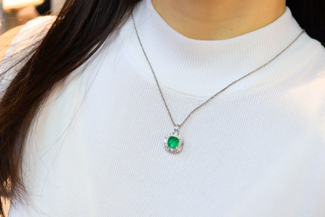 Sugarloaf Emerald Pendant: A Luxurious Jewelry Piece