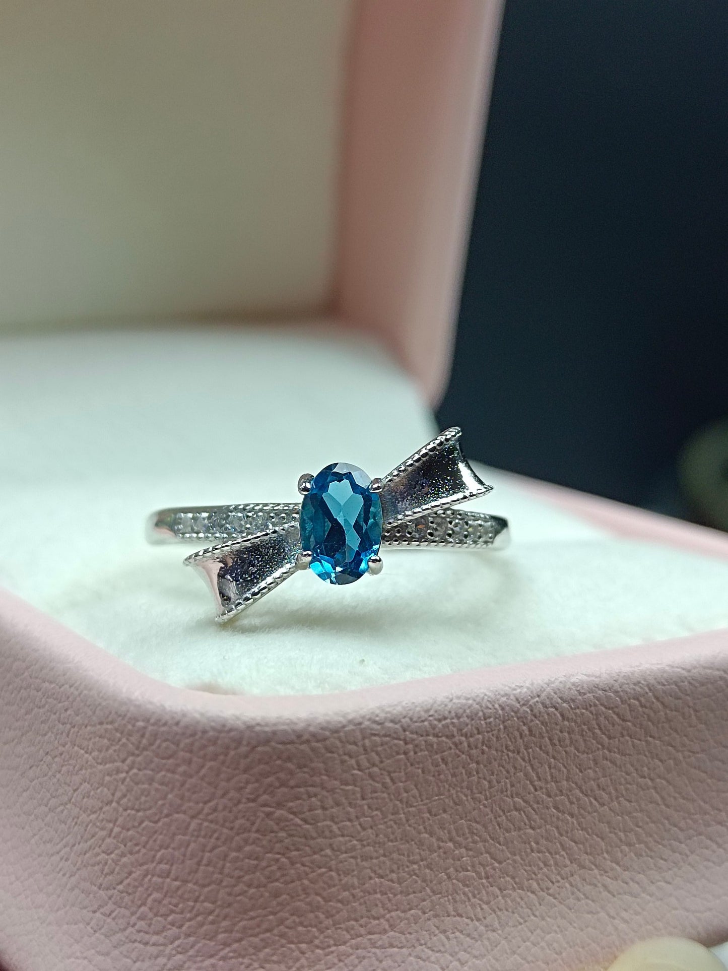 Cincin Bow Topaz Biru London - Barang Kemas Cantik untuk Setiap Majlis