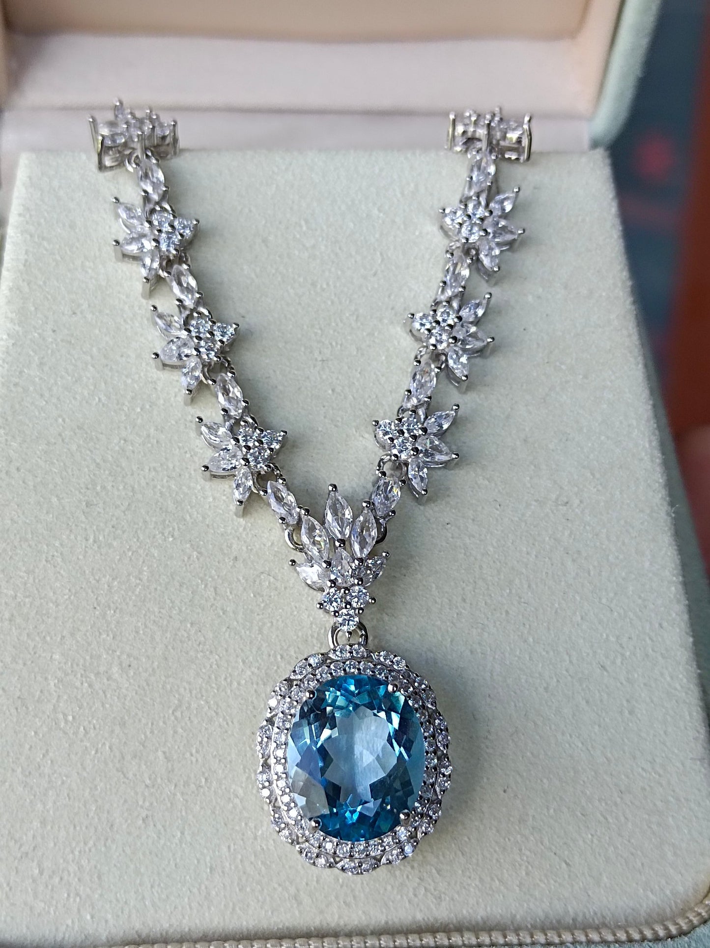 Exquisite Natural Topaz Jewelry with Sterling Silver Embedding