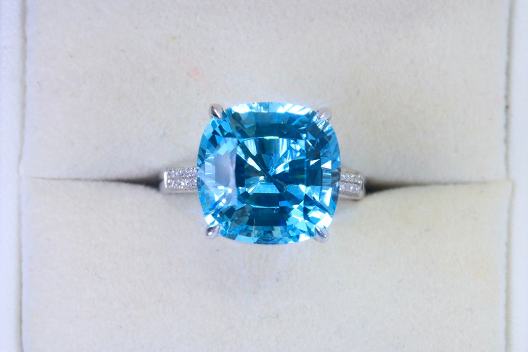 Exquisite Swiss Blue Topaz Ring in 18K Gold with Diamonds - A Must-Have Jewelry