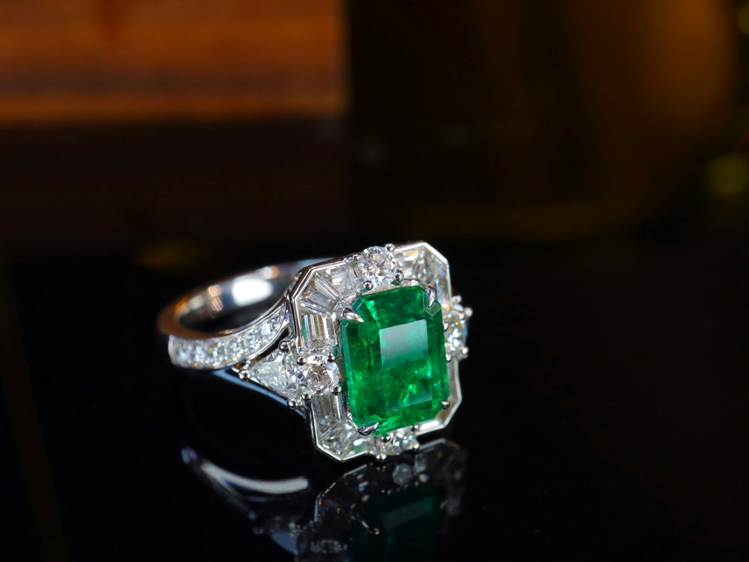 Emerald Ring - Vivid Green Luxury Jewelry with Sparkling Diamonds