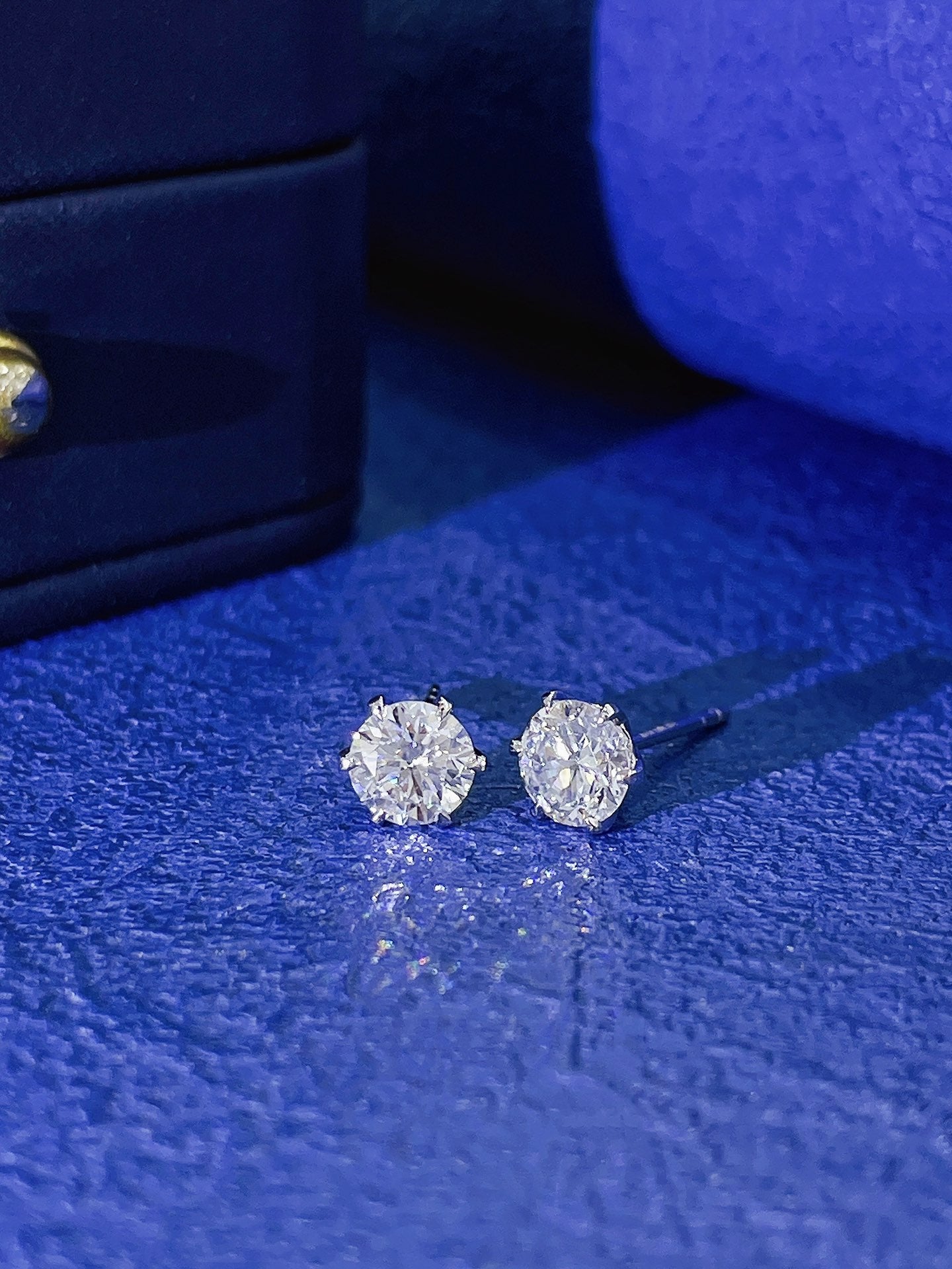 18K Cultured Round Diamond Six-Claw Earrings | Premium Jewelry