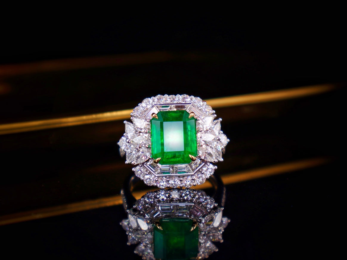 Emerald Ring - Luxurious VVG with GILD Certificate, A Jewelry Marvel