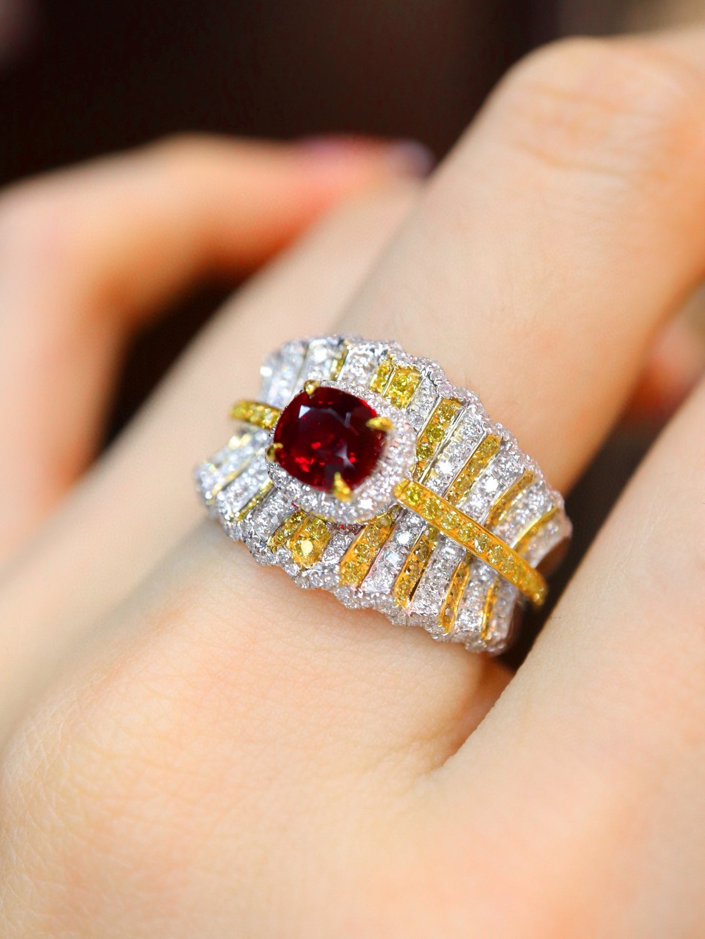 Anillo de rubí de sangre de paloma con detalles de diamantes - Pieza de joyería de lujo