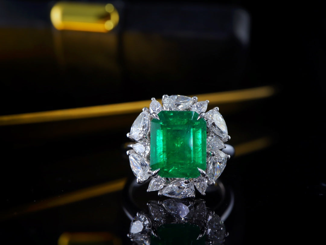 Emerald Ring Splendor: 4.45ct Vivid Green Jewelry Gem