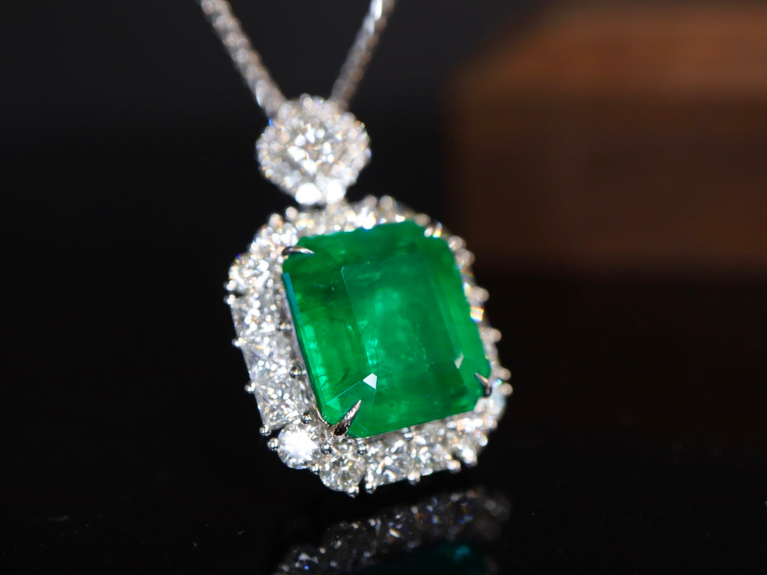 Emerald Pendant Jewelry: High-Quality Collectible Piece