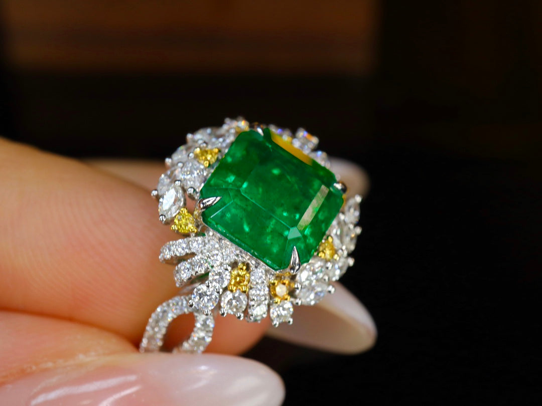 Emerald Ring - Luxurious Jewelry Piece with Sparkling Diamonds