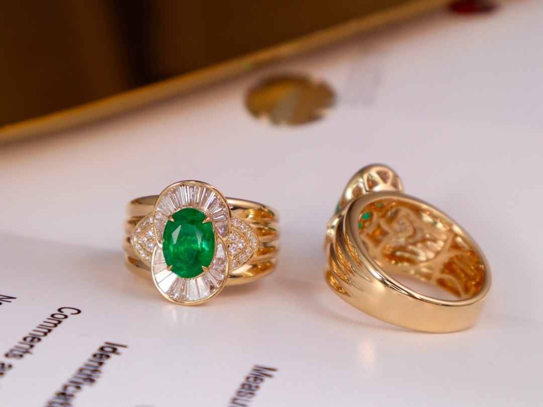 Emerald Green Jewelry Marvel: A Grandeur Ring for the Bold