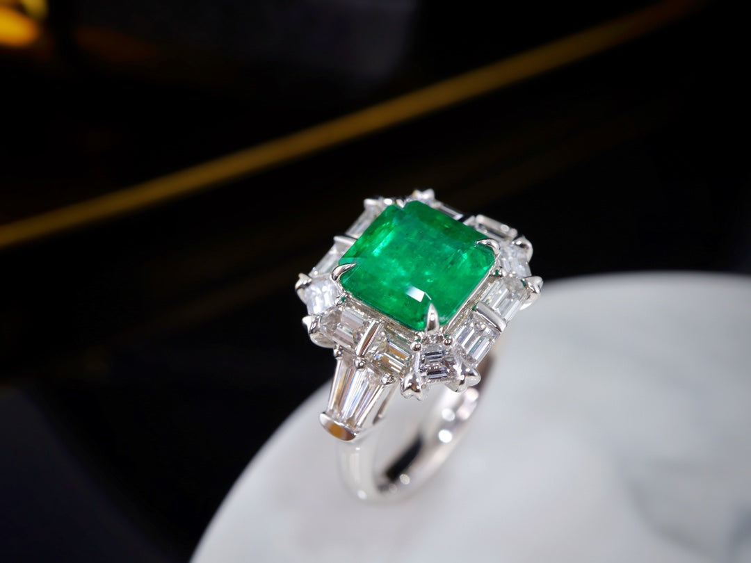 Emerald Ring - Luxurious Jewelry Piece with Intense Fire and Sparkle