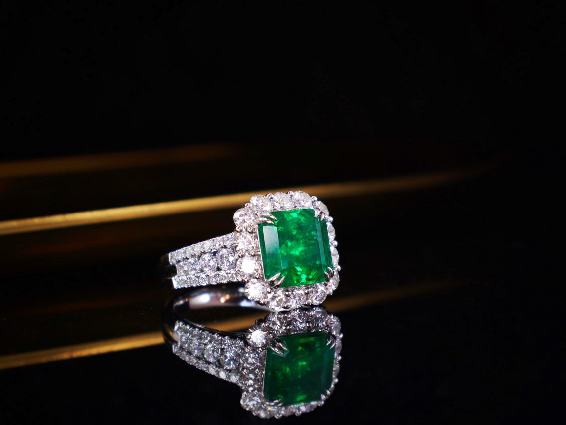 Emerald Ring - Luxurious Jewelry Piece with Premium Craftsmanship