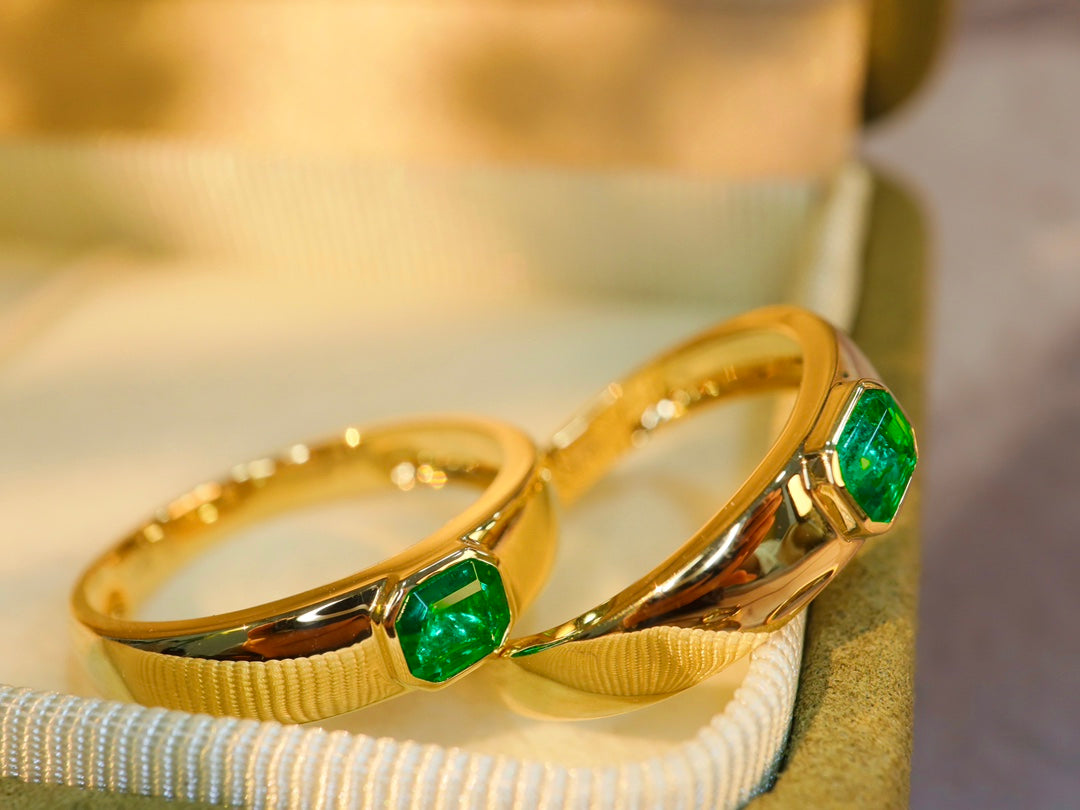 Minimalist Elegance: 18k Gold Embedded Natural Emerald Ring | Premium Jewelry