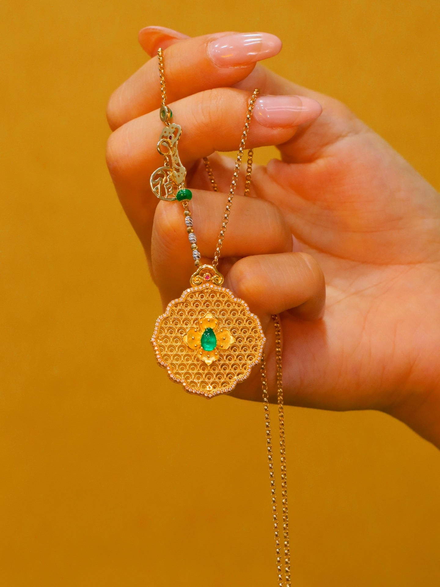 Ruyi Filigree Pendant with Emerald Gemstone - Exquisite Jewelry Craftsmanship