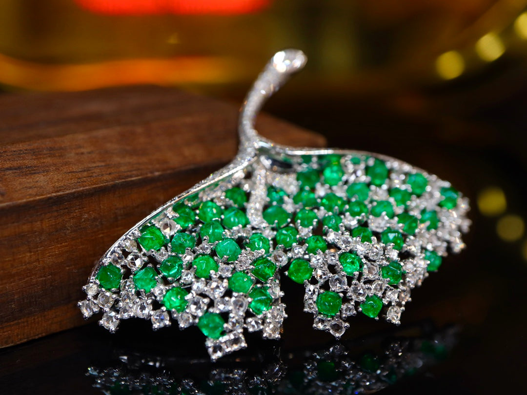 Elegant Ginkgo Leaf Brooch/Pendant in Emerald and Diamond – A Unique Jewelry Piece