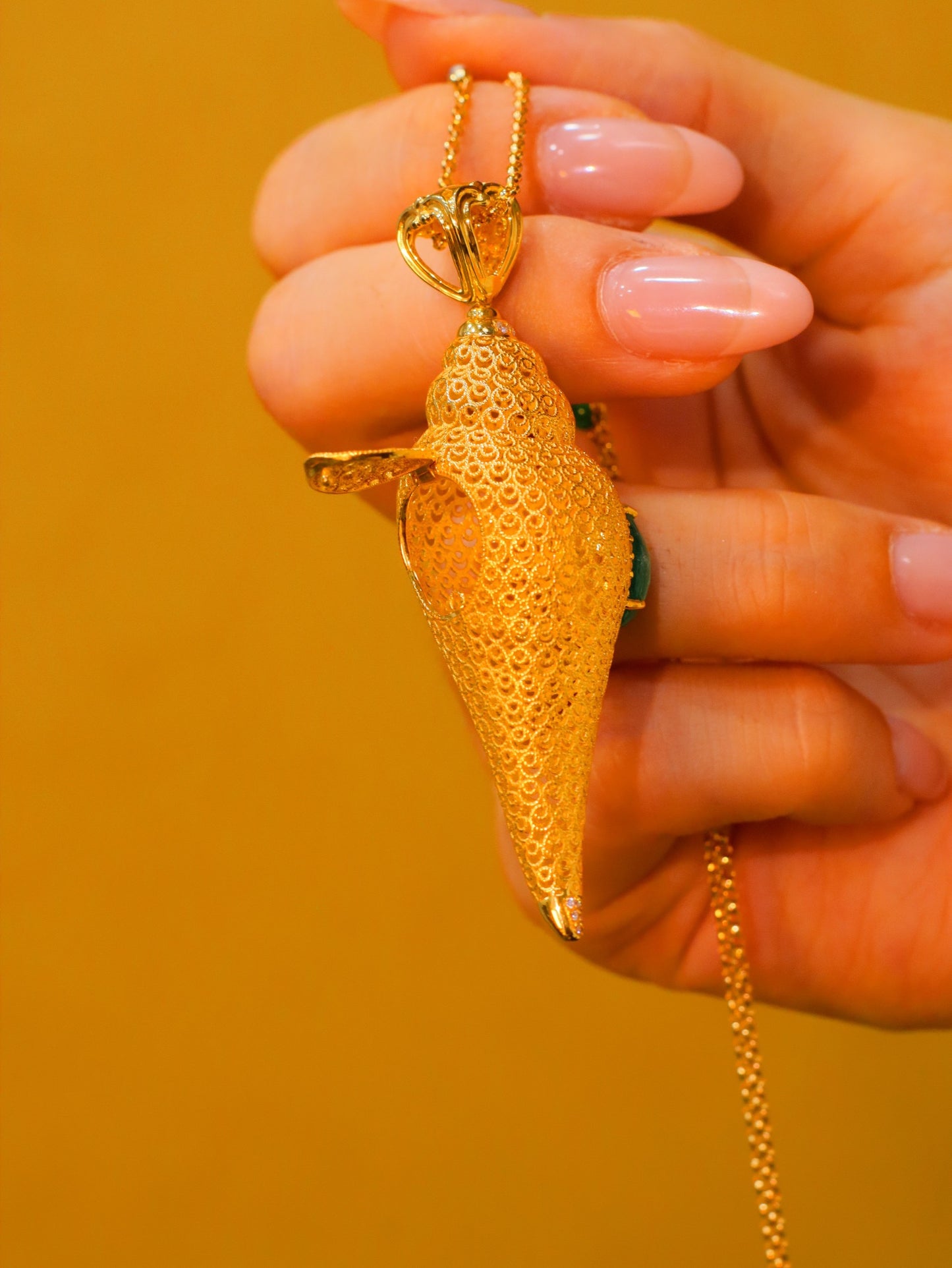 Listen to the Sea ✨ Vista Sea Conch Emerald Pendant - Luxurious Jewelry