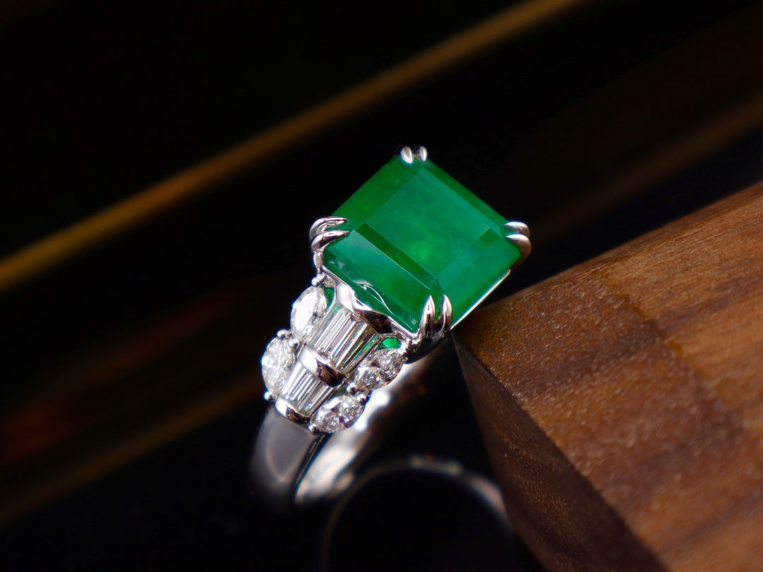 Emerald Ring - Vivid Green Classic Jewelry Piece