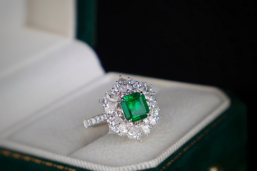 Emerald Ring with Vivid Green Crystal - High-Quality Jewelry