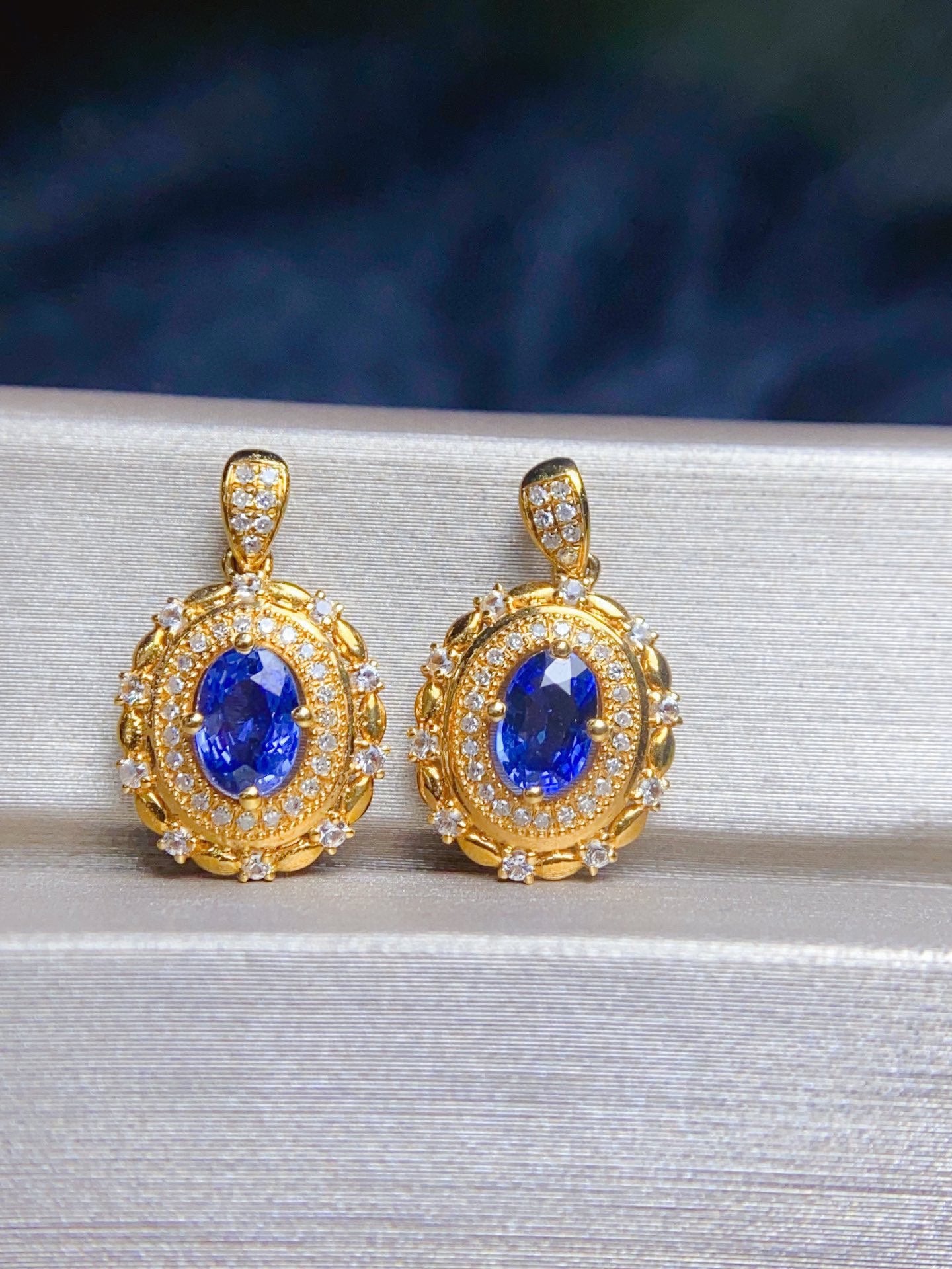 Natural Sapphire Pendant in 18k Gold with Diamond Accents - Exquisite Jewelry