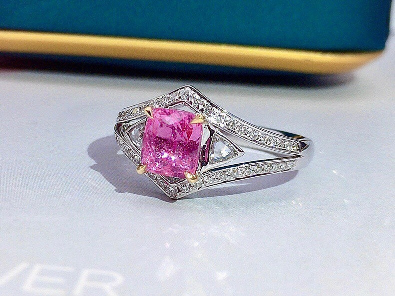 Elegant tidlöshet: Ouppvärmd Padparadscha-ring i 18K guldsmycken