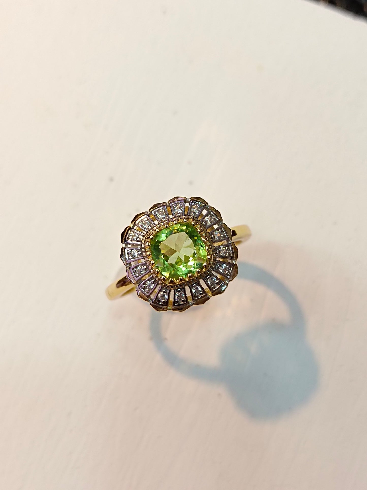 Elegante anello in argento sterling S925 con pietra verde oliva e lavorazione artigianale in oro 18 carati - Gioielli unici