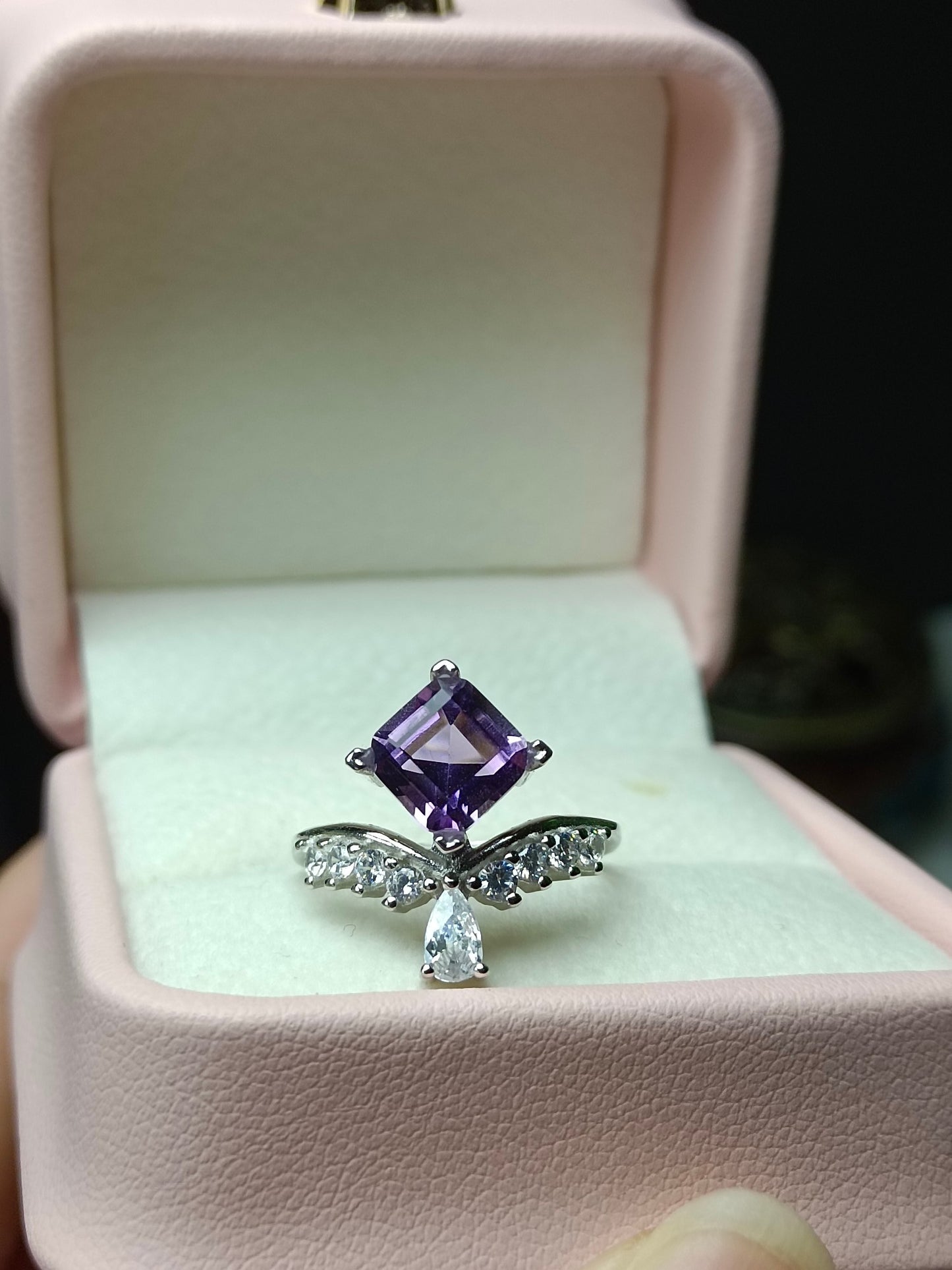 Cincin Persegi Kristal Ungu Asli yang Indah - Barang Kemas untuk Keanggunan dan Romantik