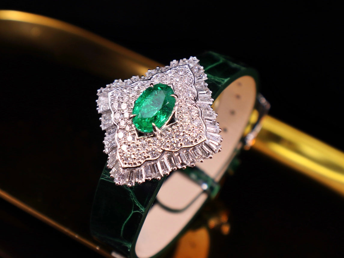 Emerald Green Jewelry Marvel: Versatile and Elegant Accessory