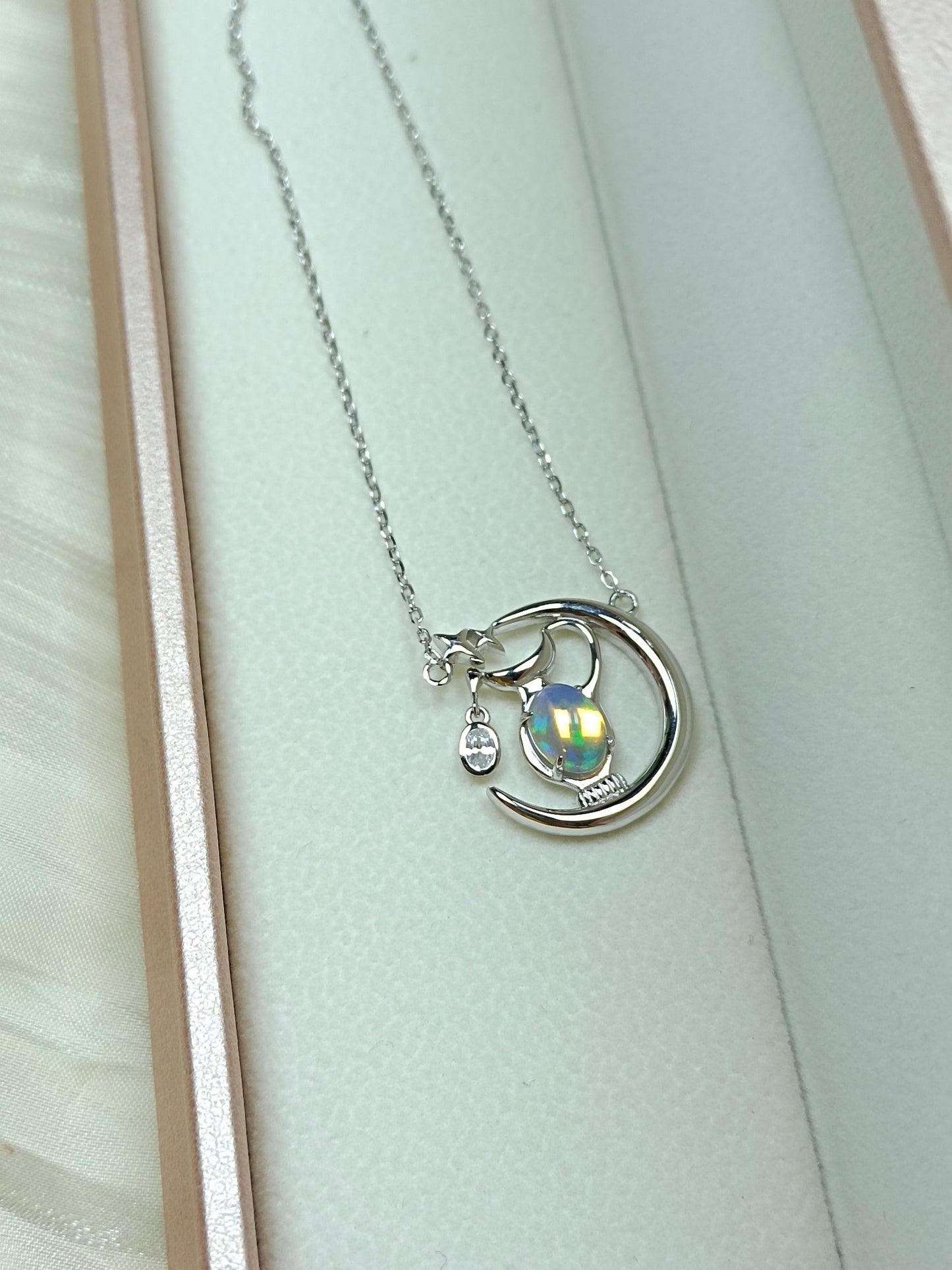 Collana con pendente a forma di bottiglia di opale incorporato in argento sterling S925 di pregevole fattura