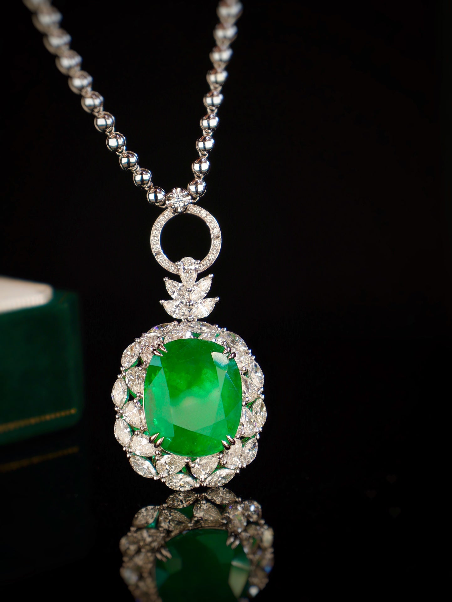 Emerald Pendant Jewelry - Luxurious and Magnificent Choice