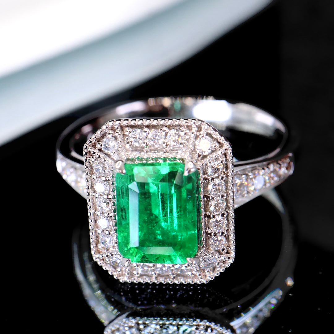 Timeless Elegance: Natural Emerald Ring in 18K Gold with Diamonds - Fine Jewelry