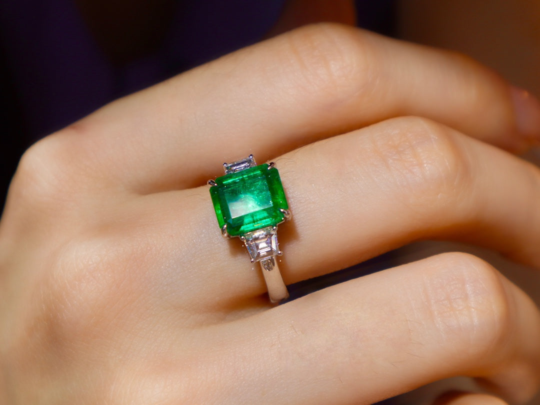 Emerald Ring - Vivid Green High-Quality Jewelry Piece