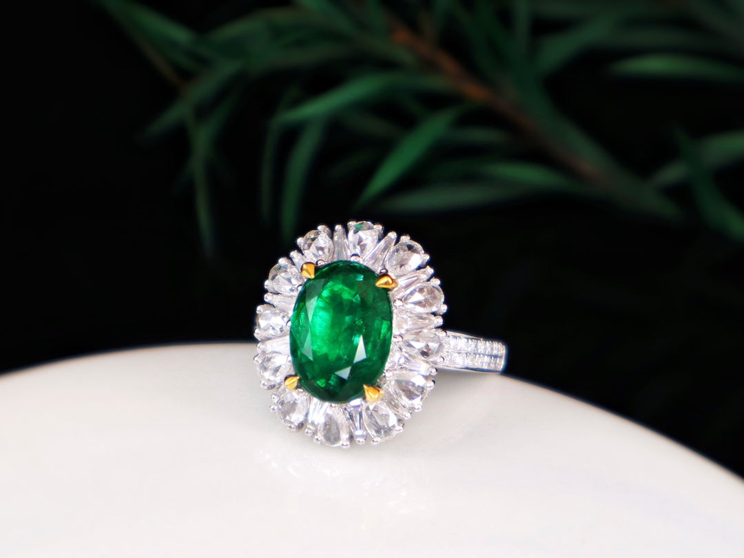 Emerald Ring with International Certificate - A Jewelry Gem