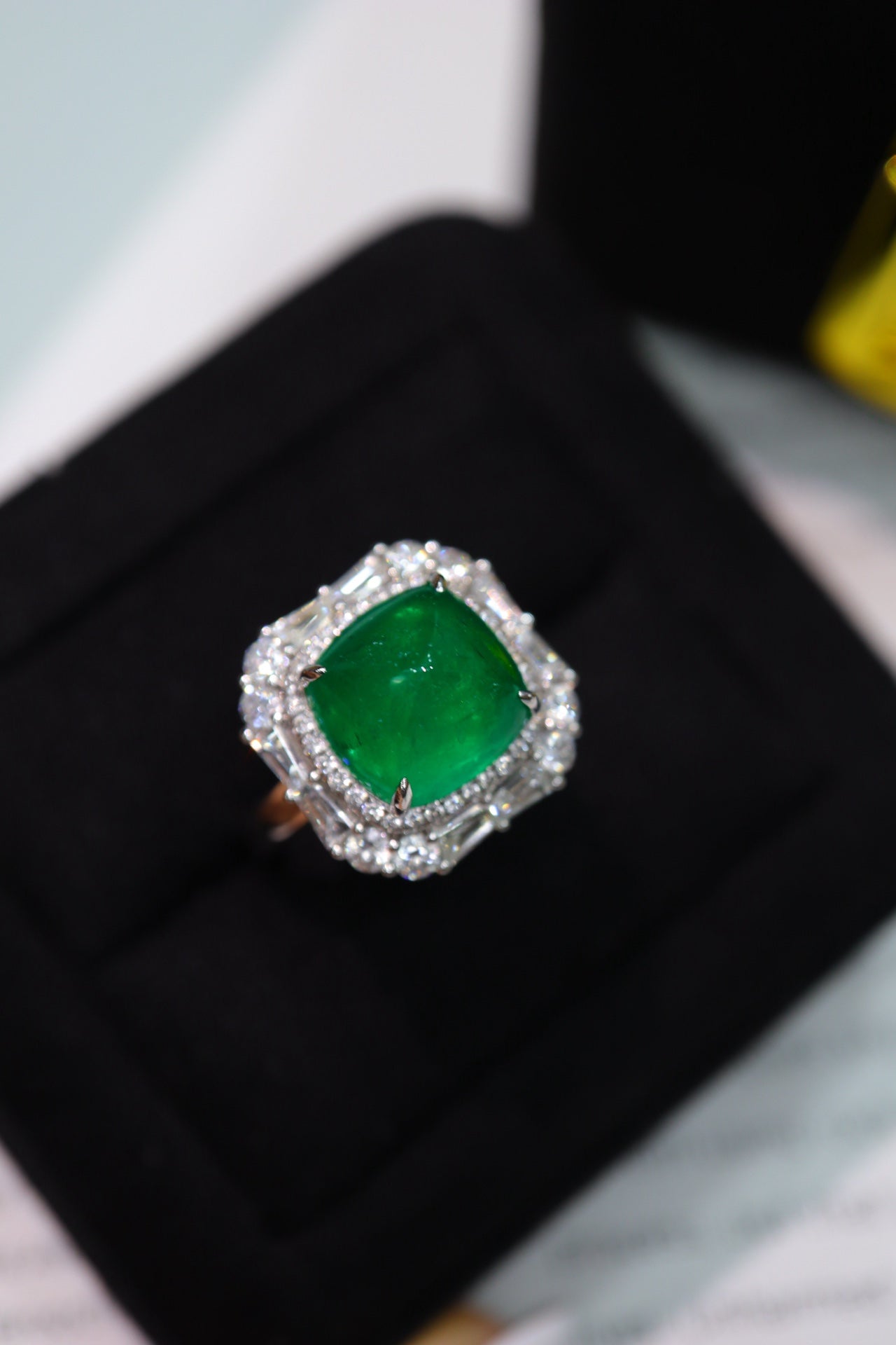 Sugarloaf Emerald Ring: Luksuriøst smykkestykke