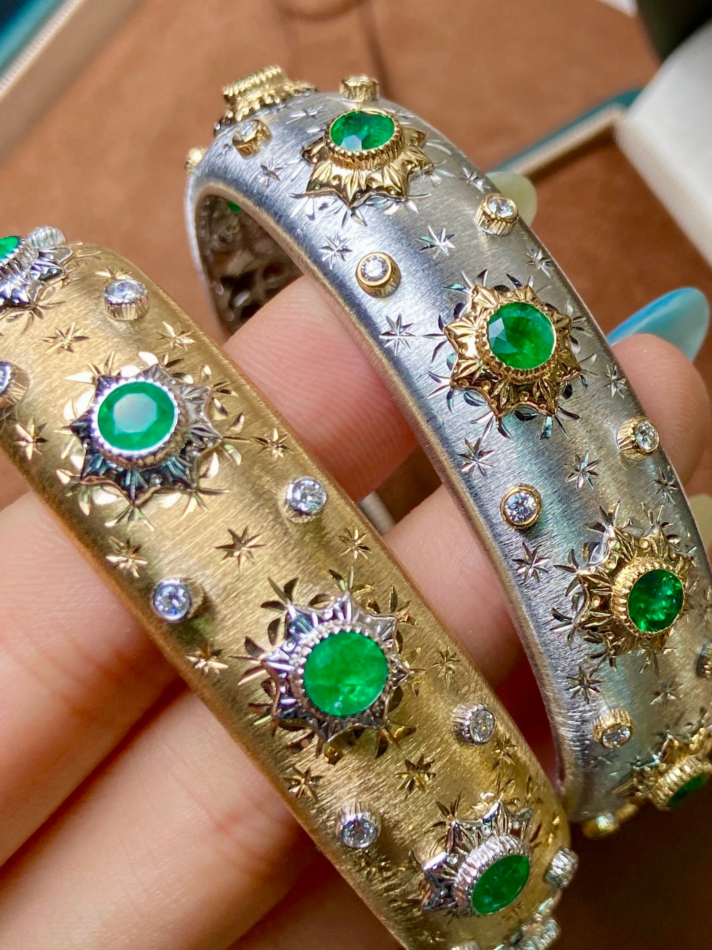 Luxurious Buccellati-Style Wide Band Emerald Bracelet - Exclusive Jewelry