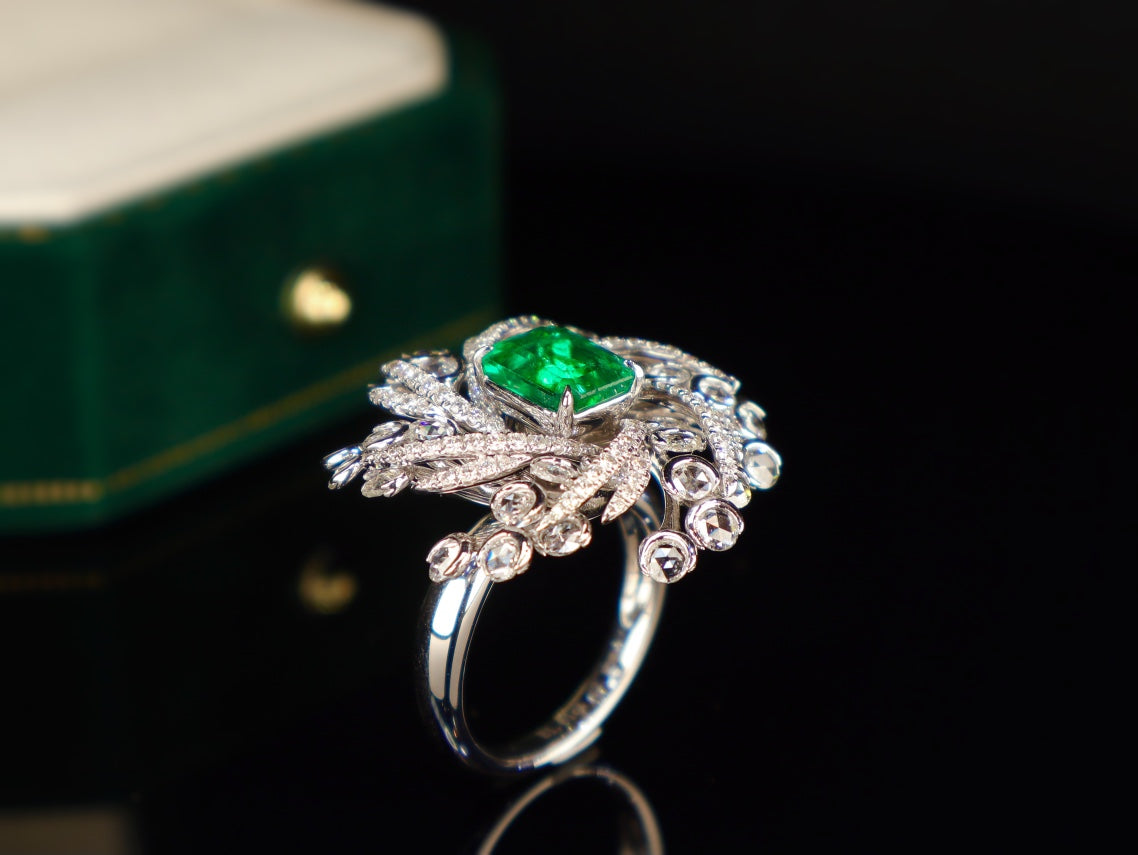 Emerald Ring with Exquisite Flower Design - Luxury Jewelry