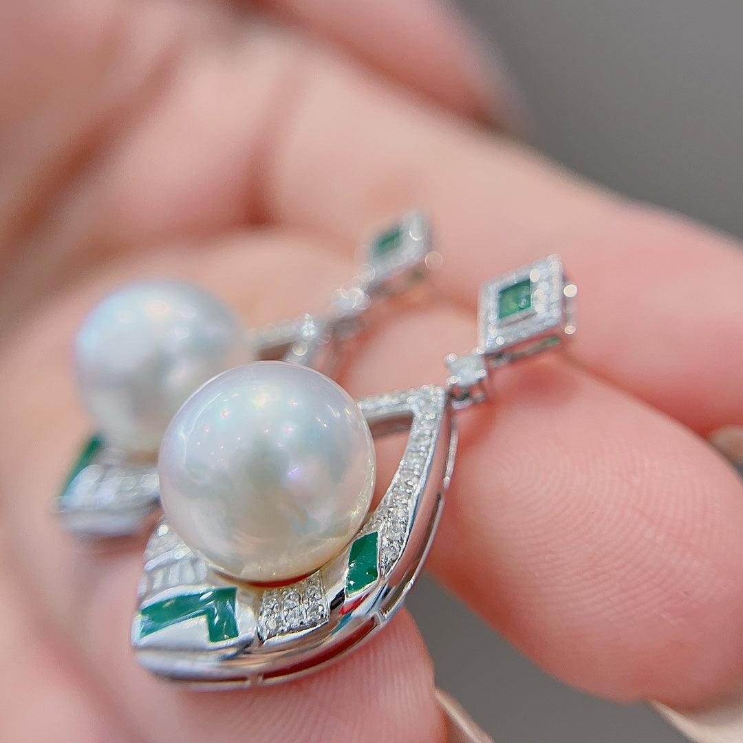 Exquisite Jewelry: Emerald & Australian White Pearl Pendant