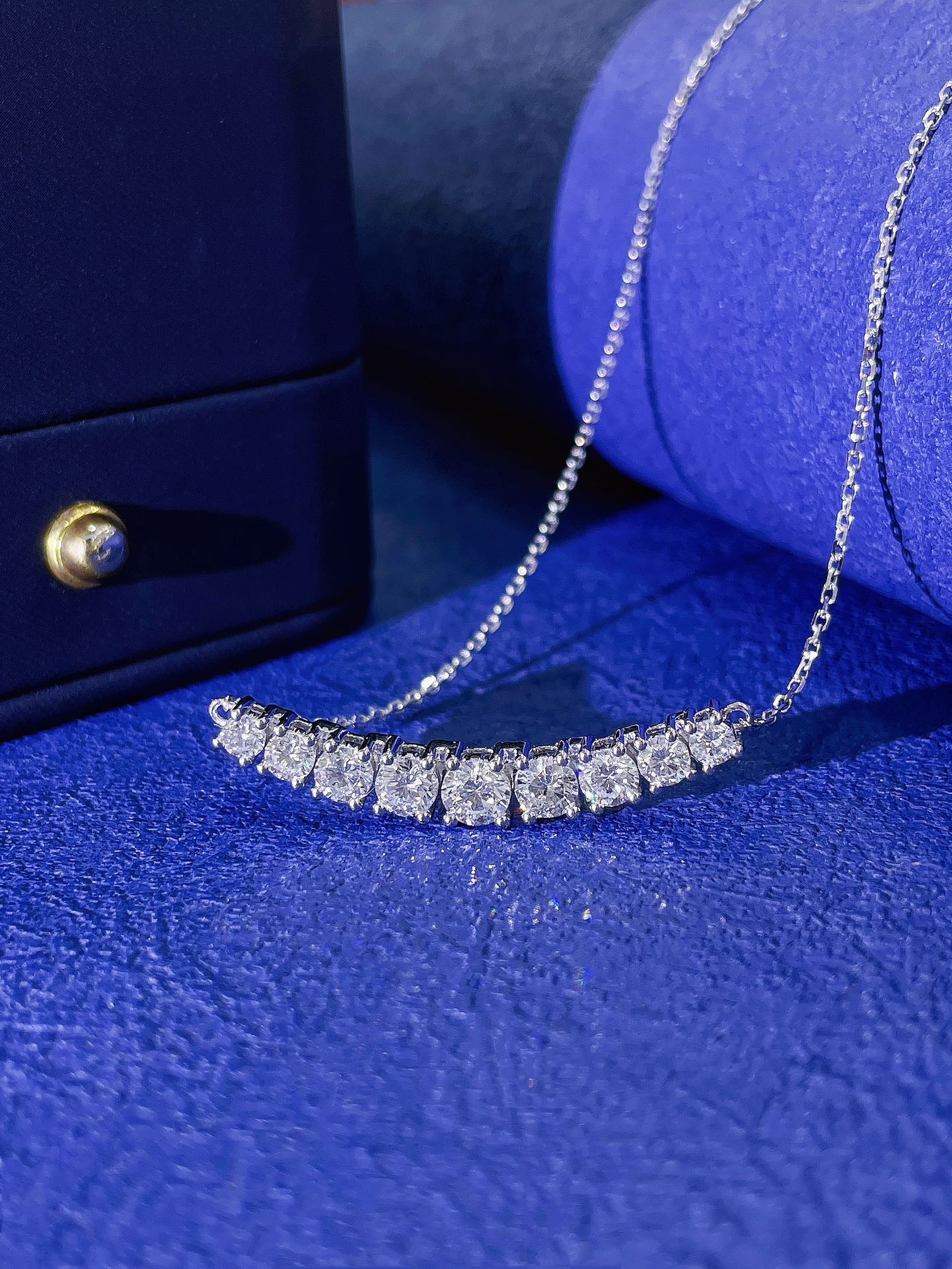 18K Cultured Diamond Nine-Stone Smile Necklace – Elegant Jewelry Piece