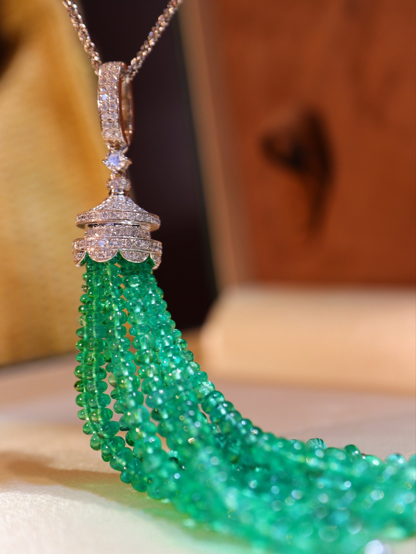 Emerald Green Bead Pendant Jewelry - Elegant and Versatile Choice