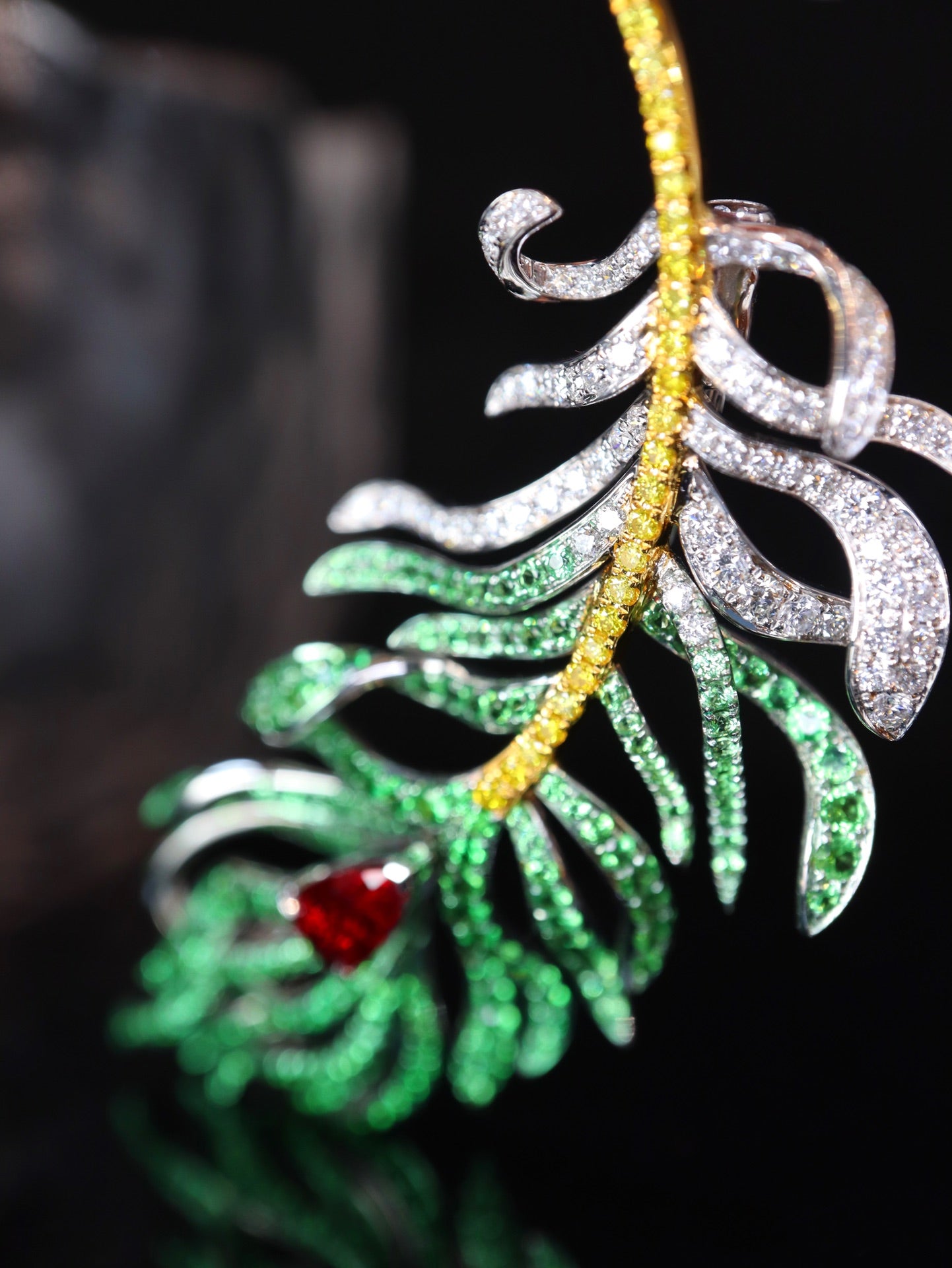 Exquisite Feather Brooch: Elevate Your Ensemble with a Touch of Elegance