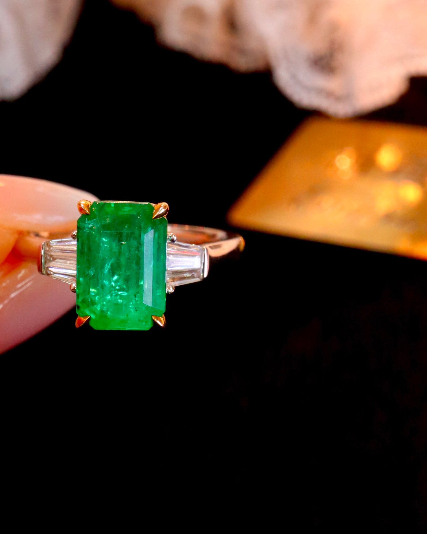 Exquisite Jewelry: Classic Three-Stone Natural Emerald Ring