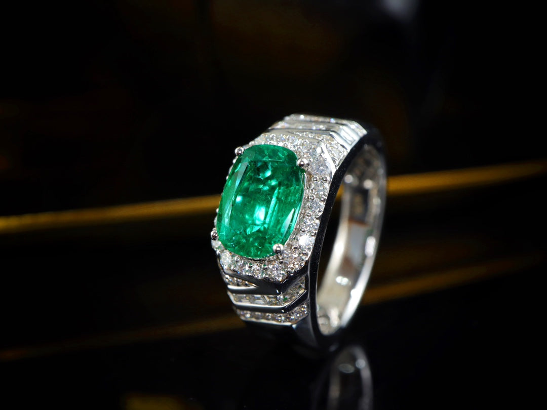 Charming Men's Ring - Emerald Jewelry Piece