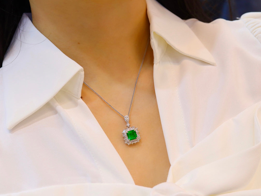 Emerald Pendant Jewelry: 2.75ct Vivid Green Glass Crystal, Luxurious and Elegant