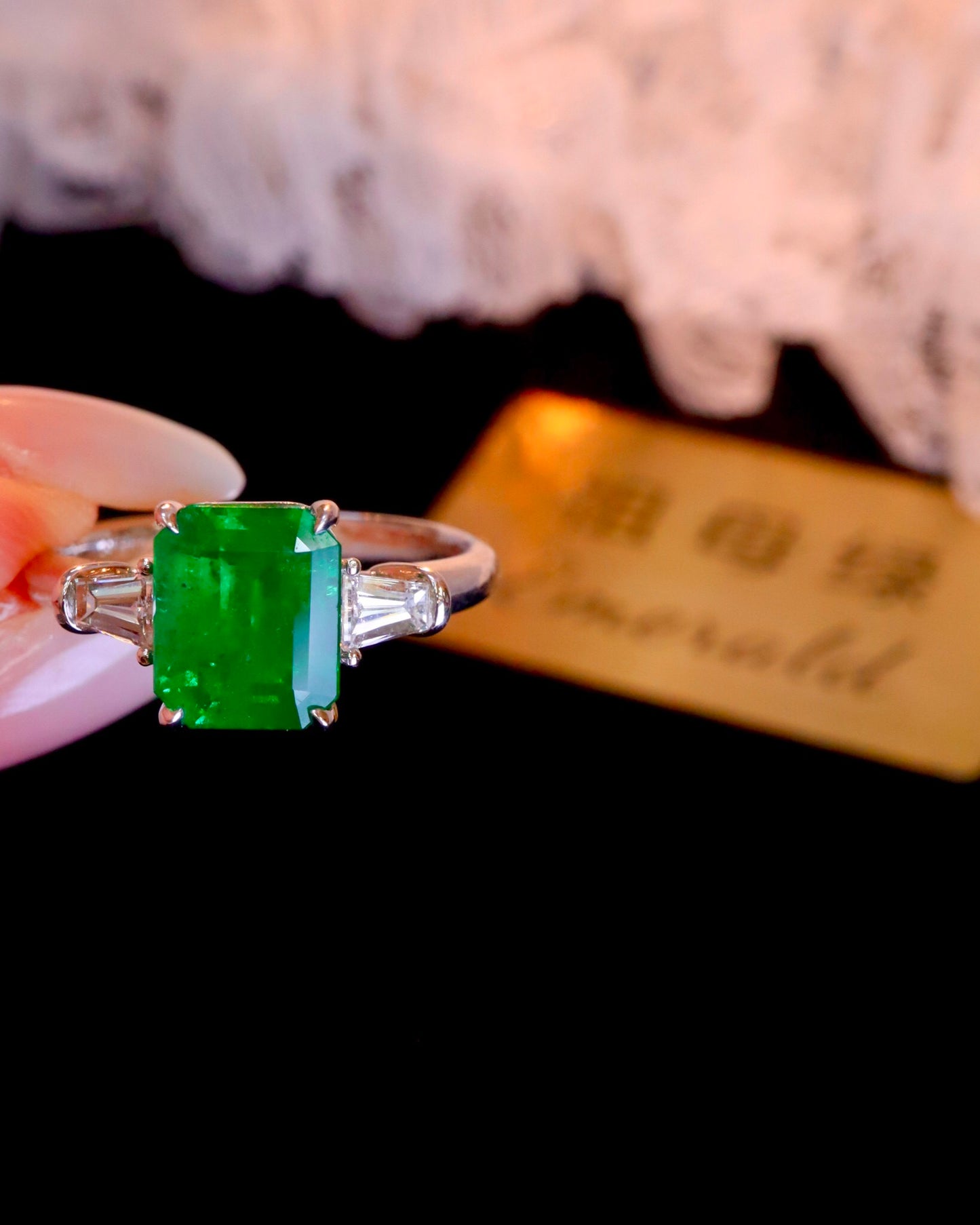 Elegant and Luxurious Three-Stone Jewelry: Natural Emerald Ring