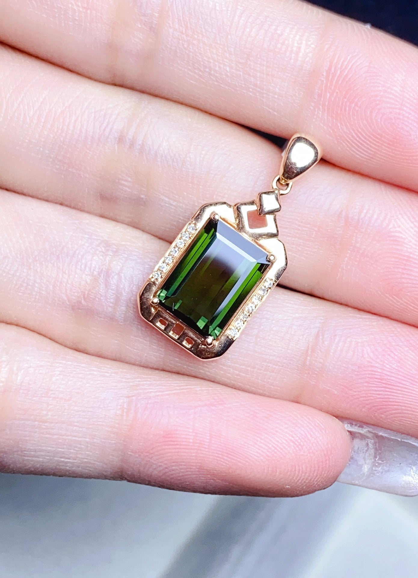 Natural Tourmaline Pendant Jewelry with 18K Gold and Diamond Embedding