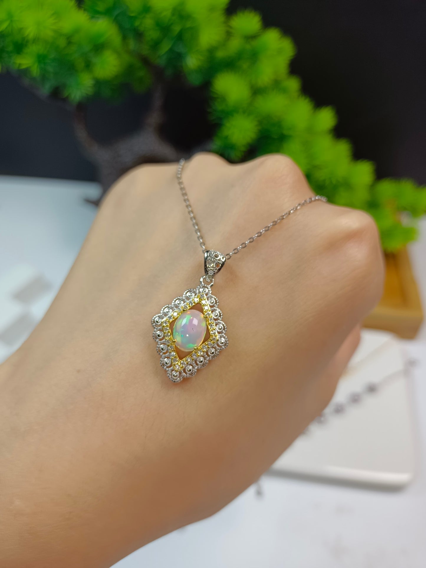 Rautenförmiger Anhänger mit eingebettetem Opal aus S925-Silber – Neuer eleganter Anhängerschmuck mit farbigen Edelsteinen im Chanel-Stil