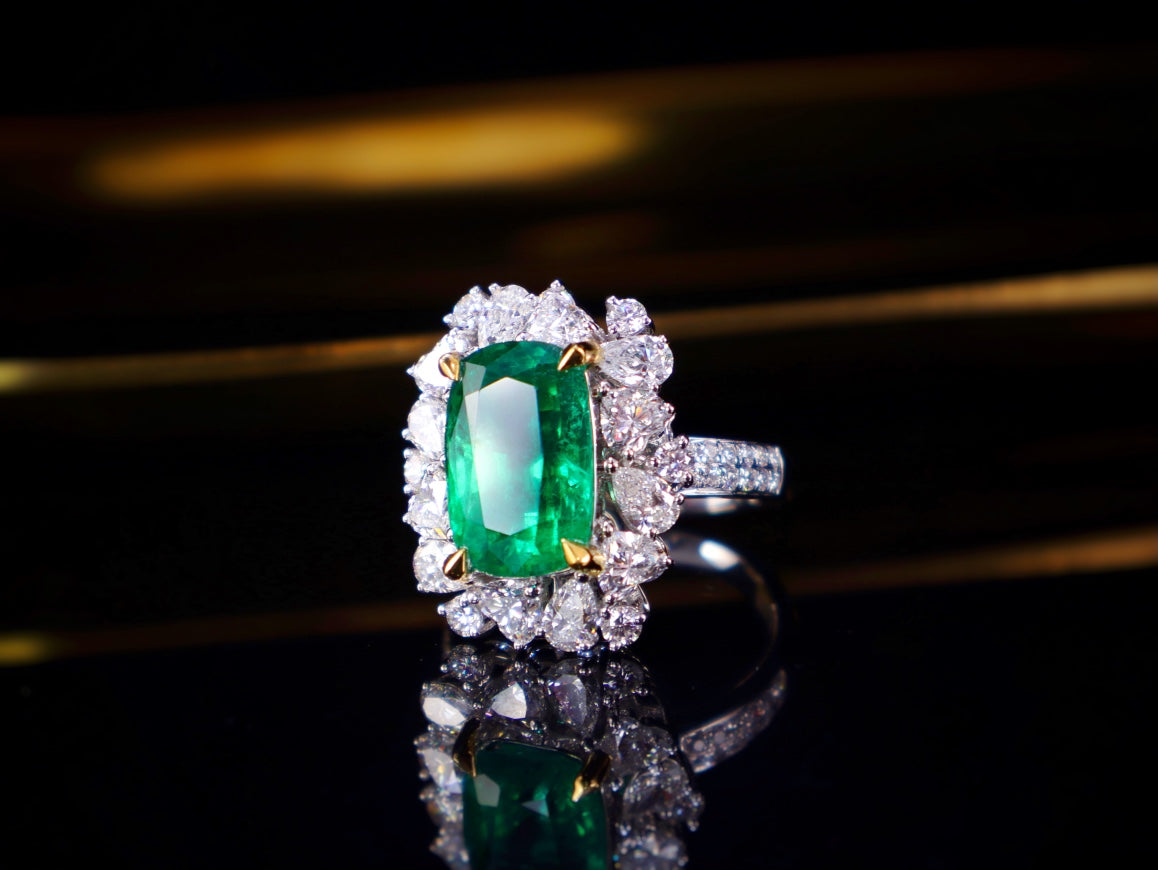 Emerald Ring: luxueus sieraad met intens vuur en eersteklas vakmanschap