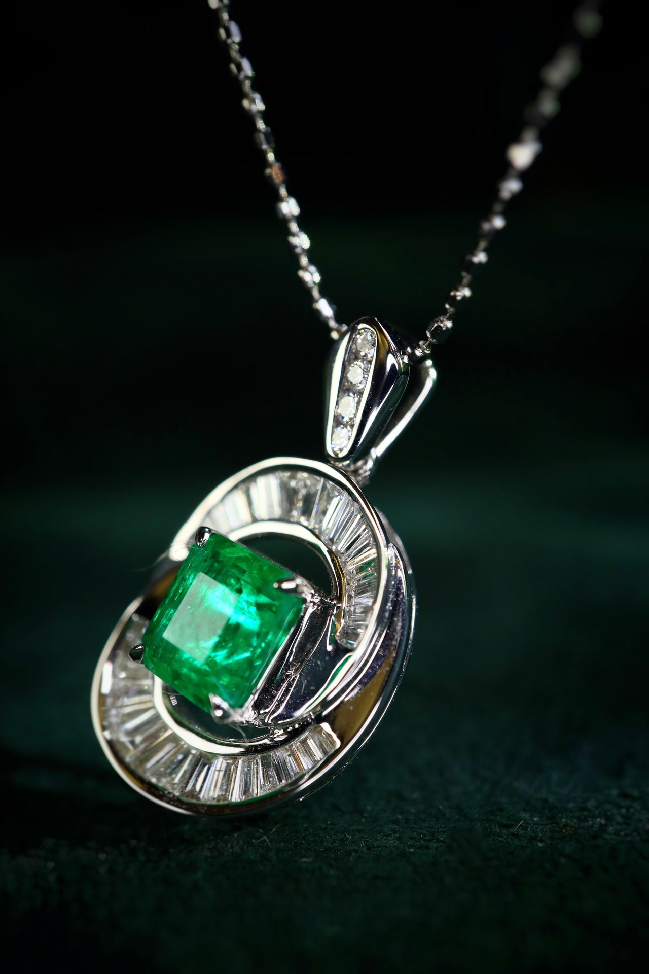 Panjshir Emerald Pendant - Premium Jewelry for an Irresistible Sparkle