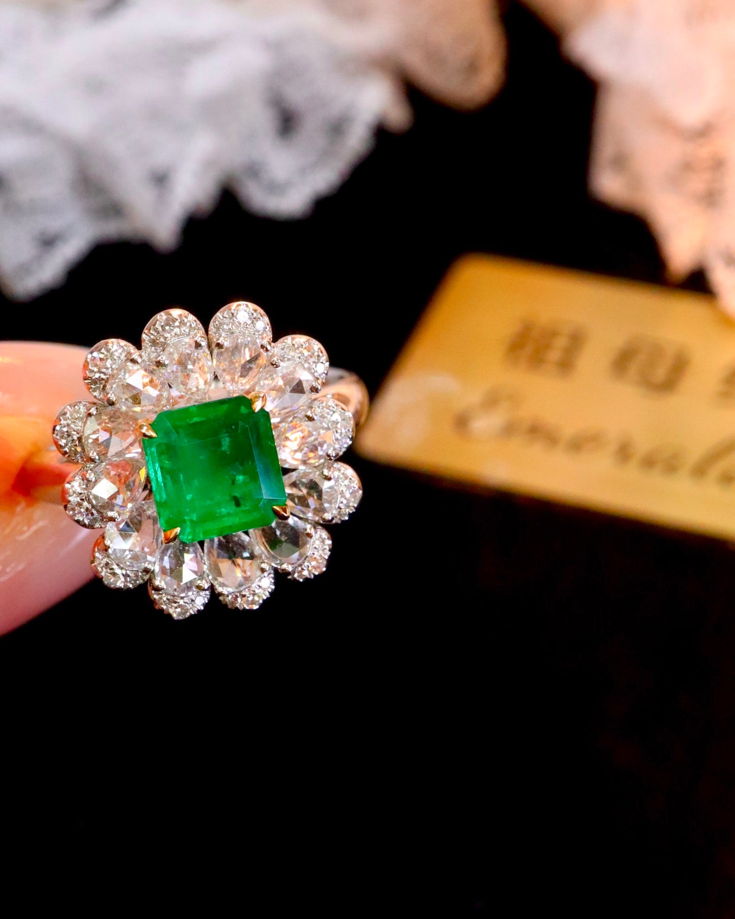 Exquisite 18K Gold Diamond-Embedded Emerald Ring - A Jewelry Masterpiece