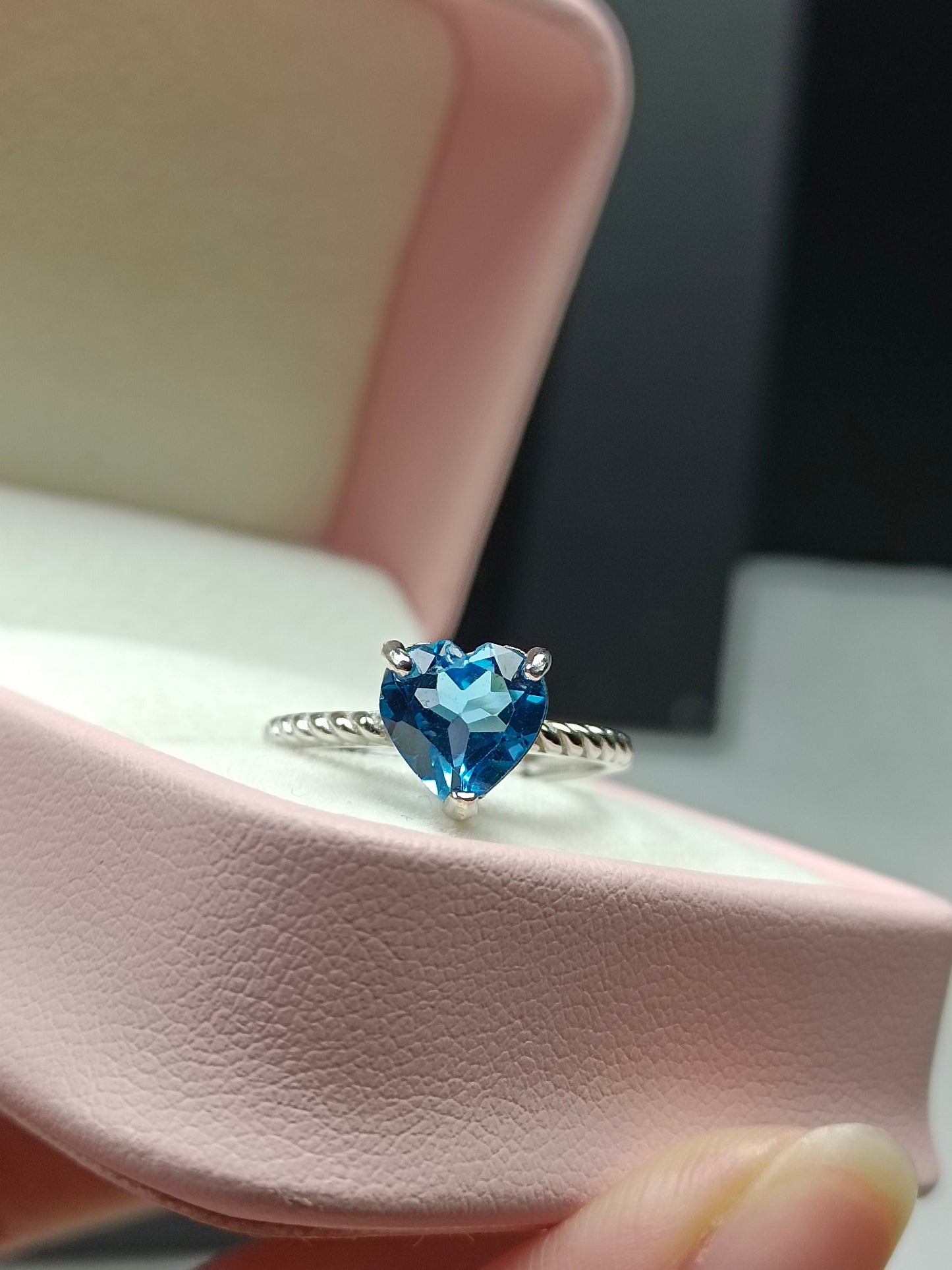 Mystic Blue Topaz -sydänsormus - korkealaatuiset sveitsiläiset korut